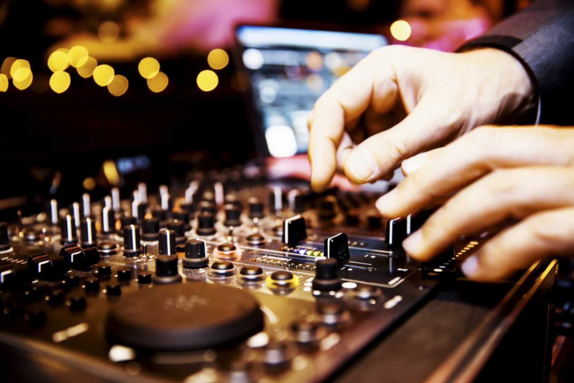 Toledo’s-Best-Dj-for-Weddings,-Decorative-Sound-mixer1 Toledo Wedding DJ, Decorative Sound
